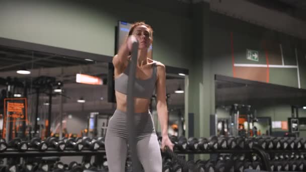 Una Mujer Moderna Avanzada Realiza Ejercicios Deportivos Gimnasio Para Mantener — Vídeos de Stock