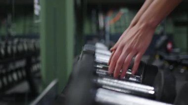 Modern, gelişmiş bir kadın spor salonlarında vücut şeklini ve sağlığını korumak için spor egzersizleri yapar. Spor eğitimi ve sağlıklı yaşam tarzı. Spor yaşam tarzı konsepti. Yüksek kalite 4k görüntü