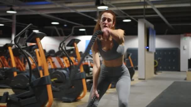 Una Mujer Moderna Avanzada Realiza Ejercicios Deportivos Gimnasio Para Mantener — Vídeos de Stock