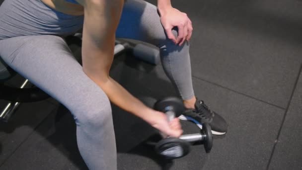 Eine Moderne Fortgeschrittene Frau Führt Fitnessstudio Sportliche Übungen Aus Eine — Stockvideo