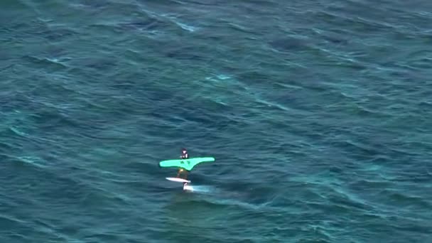 现代水上运动 水翼利用翅膀和风力在海洋上飞行 毛里求斯是猫咪冲浪者的最佳去处 高质量的4K镜头 — 图库视频影像
