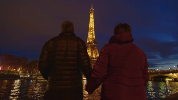 Starší Pár Noci Prochází Ulicemi Paříže Poblíž Slavné Eiffelovy Věže — Stock video