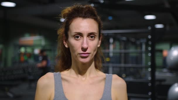 Portrait Sporty Beautiful Woman Looking Camera Woman Training Gym Healthy — Vídeos de Stock