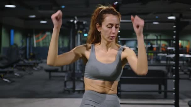 Atletica Bella Donna Palestra Facendo Sport Esercizi Motivazionali Mantenere Corpo — Video Stock