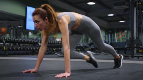 Exercício Esportivo Para Músculos Abdominais Uma Mulher Ginásio Constrói Forma — Vídeo de Stock