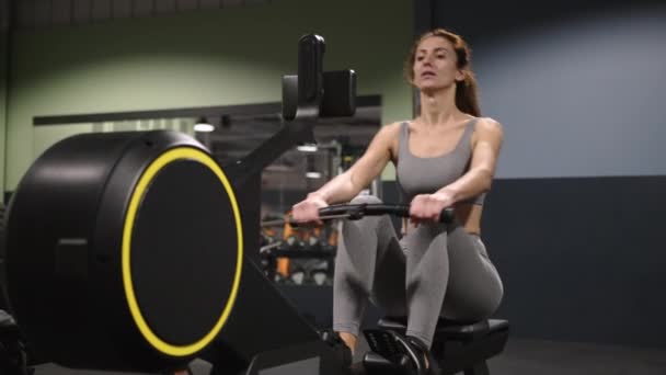 Modern Träningsutrustning Gymmet Kvinna Med Långt Hår Gör Övningar För — Stockvideo