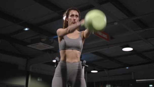 Aantrekkelijke Vrouw Sportkleding Tilt Een Sportieve Kettlebell Hurkt Backlight Hoge — Stockvideo