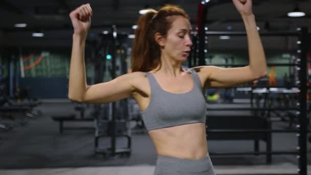 Sportowa Piękna Kobieta Siłowni Robi Sportowe Ćwiczenia Motywacyjne Aby Utrzymać — Wideo stockowe