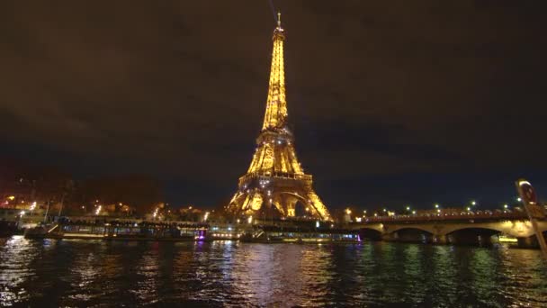 Eyfel Kulesi Geceleri Seine Nehri Nin Yanında Parıldıyor Yüksek Kalite — Stok video