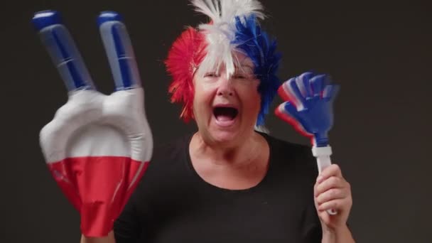 Fransk Patriot Kvinna Med Färgat Hår Färgen Den Franska Flaggan — Stockvideo