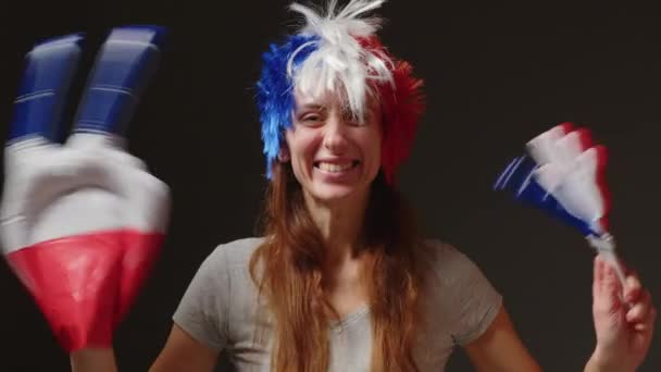 Een Vrouw Met Een Hanenkam Haar Hoofd Kleur Van Franse — Stockvideo