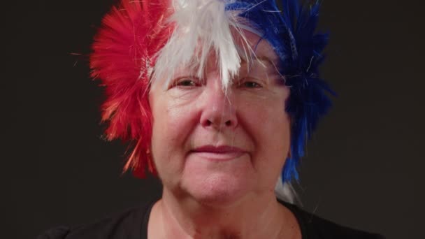 Французька Патріотична Жінка Пофарбованим Волоссям Кольорі Французького Прапора Підтримує Свою — стокове відео