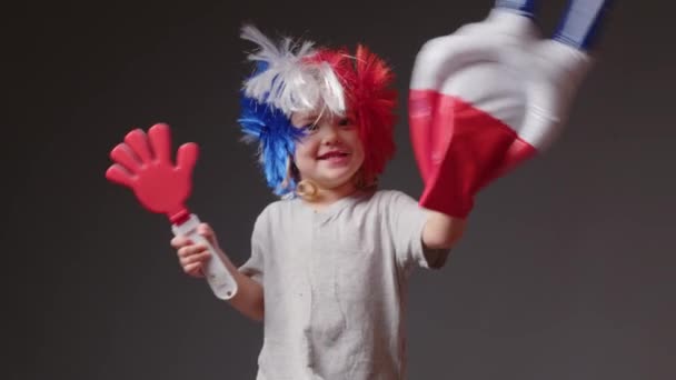 Młoda Dziewczyna Irokezem Głowie Kolorze Francuskiej Flagi Wspiera Jego Drużynę — Wideo stockowe