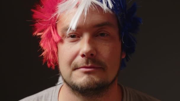Портрет Улыбающегося Человека Цветном Парике Крупным Планом Сером Фоне Мужчина — стоковое видео
