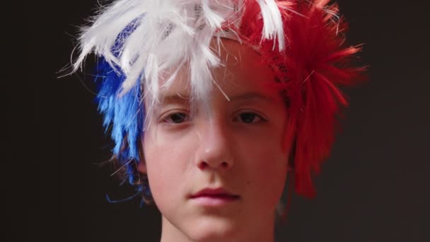 Portrait Smiling Man Colored Wig Close Gray Background Young Boy — Vídeos de Stock