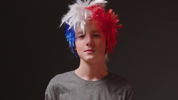 Портрет Улыбающегося Человека Цветном Парике Крупным Планом Сером Фоне Мальчик — стоковое видео