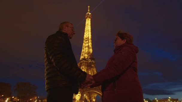 Una Coppia Anziana Cammina Strade Parigi Vicino Alla Famosa Torre — Video Stock