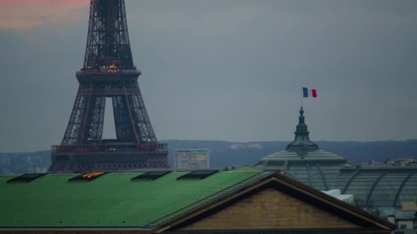 Pohled Eiffelovku Střechy Starého Pařížského Domu Západ Slunce Paříži2023 Vysoce — Stock video