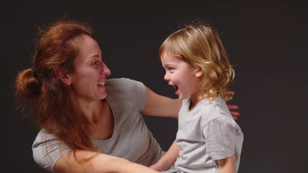 Tochter Und Mutter Spielen Auf Grauem Hintergrund Freude Und Kinderlachen — Stockvideo
