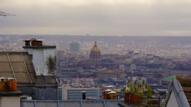 パリで最も高い位置から街の景色 曇った空に対するパリの家の屋根 日没時にパリの観光スポット 古い家の屋根の上を通過雲の経過 高品質4K — ストック動画