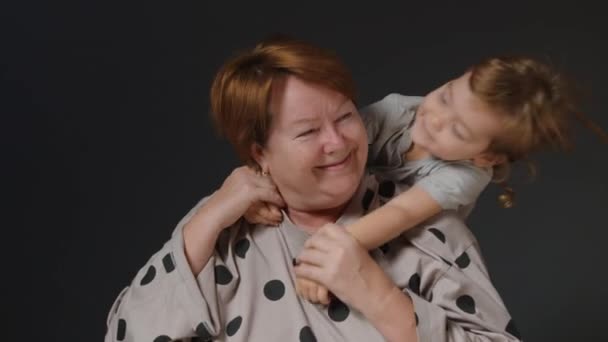 Koncepcja Rodzinnej Miłości Miłości Międzypokoleniowej Piękna Wnuczka Całuje Przytula Starszą — Wideo stockowe