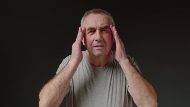 Ένας Ηλικιωμένος Άντρας Βιώνει Πονοκεφάλους Και Κατάθλιψη Κακή Υγεία Για — Αρχείο Βίντεο