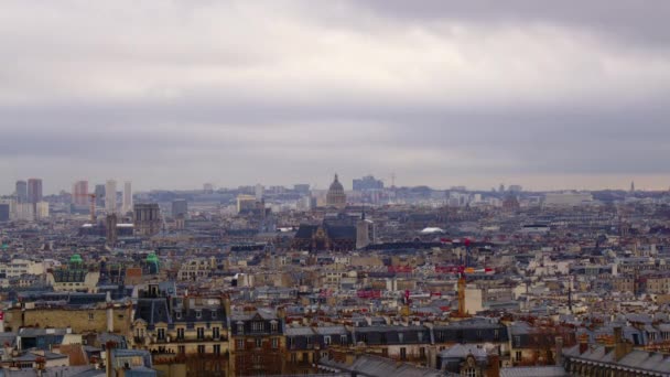 パリで最も高い位置から街の景色 曇った空に対するパリの家の屋根 日没時にパリの観光スポット 古い家の屋根の上を通過雲の経過 高品質4K — ストック動画