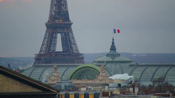 Widok Wieżę Eiffla Dachu Starego Paryskiego Domu Zachód Słońca Paryżu — Wideo stockowe