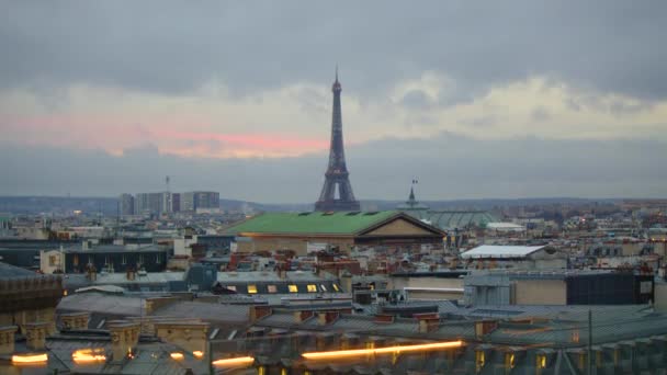 Вид Эйфелеву Башню Крыши Старого Парижского Дома Закат Париже 2023 — стоковое видео