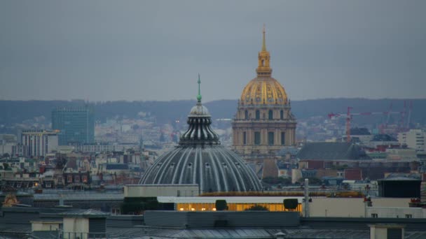 在黄昏的云彩背景下 在法国首都观光的屋檐下 著名的亚历山大桥附近的金色巴黎雕塑 高质量的4K镜头 — 图库视频影像