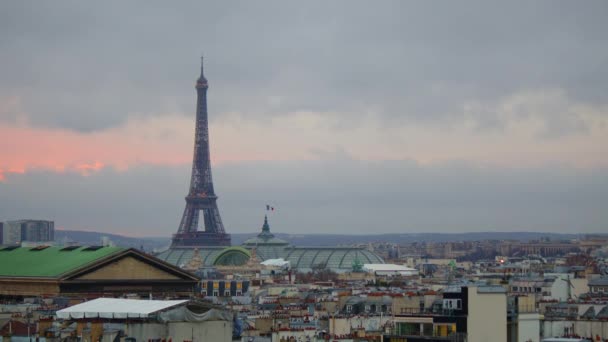 Pohled Eiffelovku Střechy Starého Pařížského Domu Západ Slunce Paříži2023 Vysoce — Stock video