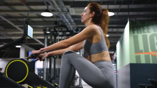 Сучасне Тренувальне Обладнання Спортзалі Жінка Довгим Волоссям Робить Вправи Міцного — стокове відео