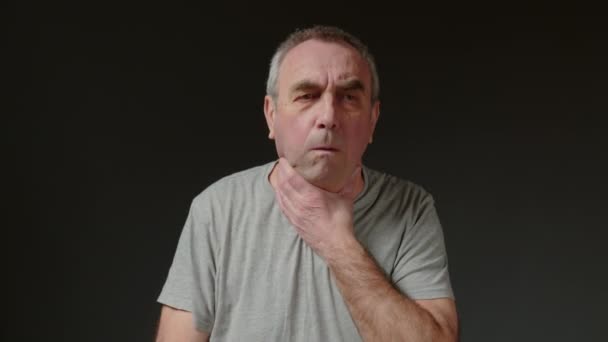 Seorang Pria Tua Berusia Memiliki Sakit Tenggorokan Dan Batuk Karena — Stok Video