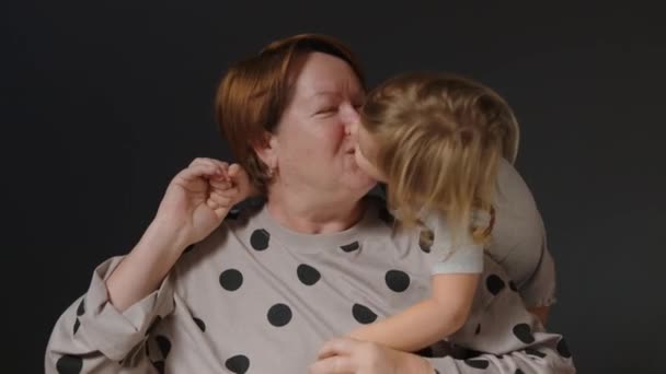 Koncept Rodinné Lásky Lásky Mezi Generacemi Krásná Vnučka Líbá Objímá — Stock video