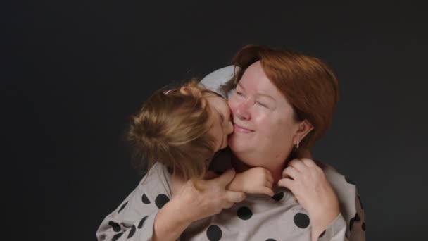 家庭之爱和世代之爱的概念 美丽的孙女亲吻并拥抱她年老的祖母 高质量的4K镜头 — 图库视频影像