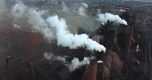 Загрязнение Окружающей Среды Промышленным Дымом Большой Трубы Снятой Большой Высоты — стоковое видео