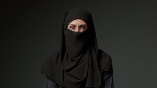 伝統的なヒジャーブスカーフを身に着けている魅力的なイスラム教徒の女の子の自然な構成と顔 彼女の茶色の目はカメラを見て イスラムの概念は極端な4K映像を閉じます 高品質4K映像 — ストック動画