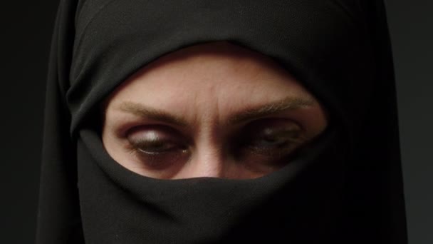 Лицо Натуральным Макияжем Привлекательной Мусульманской Девушки Носящей Традиционный Шарф Хиджаба — стоковое видео