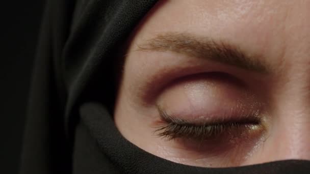 Close Portrait Muslim Woman Beautiful Eyes Hijab Dark Background Girl — Video Stock