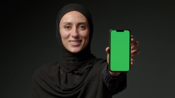 Retrato Sorridente Árabe Lebanês Menina Muçulmano Islâmico Mulher Hijab Segurar — Vídeo de Stock
