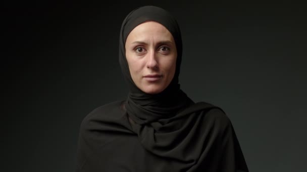 Удивлённая Возбуждённая Женщина Хиджабе Шокирована Невероятным Предложением Изолированным Чёрном Фоне — стоковое видео