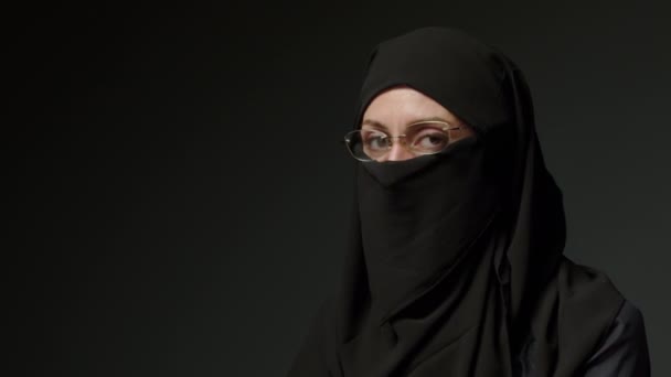 伝統的なヒジャーブスカーフを身に着けている魅力的なイスラム教徒の女の子の自然な構成と顔 彼女の茶色の目はカメラを見て イスラムの概念は極端な4K映像を閉じます 高品質4K映像 — ストック動画