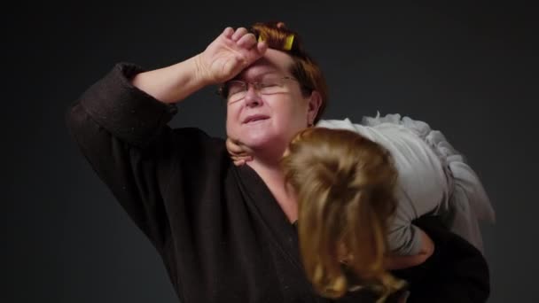 Tired Elderly Woman Irritated Bad Daughter Behavior Active Little Preschool — Stockvideo