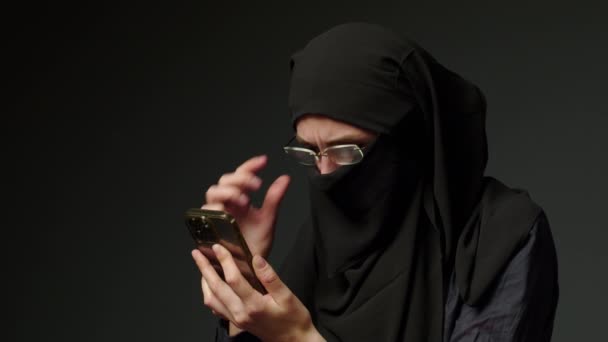 Woman Black Muslim Headscarf Talking Mobile Phone Young Arab Muslim — Vídeo de stock