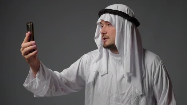 Authentic Muslim Businessman Traditional White Kandura Beard Using Smartphone Successful — Video
