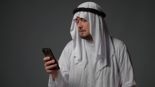Настоящий Мусульманский Бизнесмен Традиционной Белой Кандуре Бородой Помощью Смартфона Успешная — стоковое видео