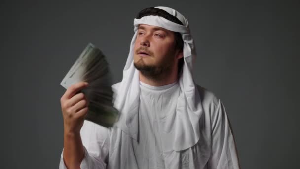 Successful Arabic Sheikh Traditional Clothes Holds Money His Hands Gray — Stockvideo