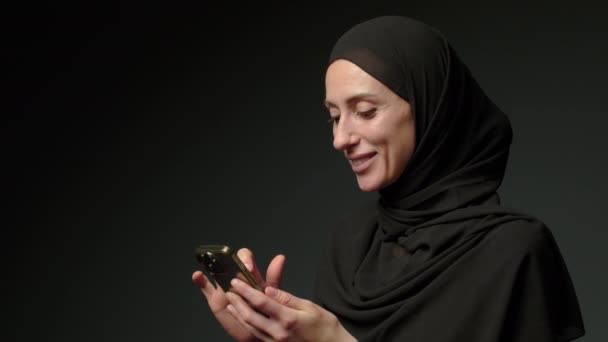 Woman Black Muslim Headscarf Talking Mobile Phone Young Arab Muslim — 图库视频影像