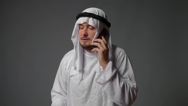 Authentic Muslim Businessman Traditional White Kandura Beard Using Smartphone Successful — Stockvideo