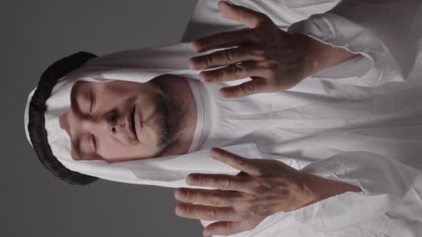 Man United Arab Emirates Traditional Clothes Posing Studio Beautiful Islamic — Stock video